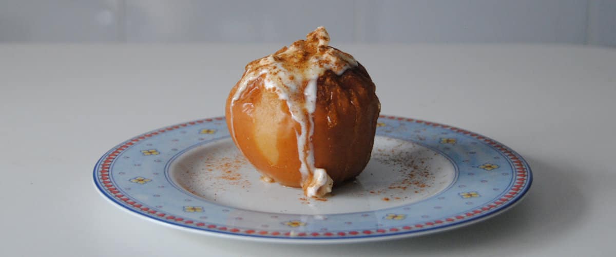 Baked apples with yogurt cream and nuts